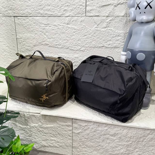始祖鸟 Arcteryx男女款斜挎包 旅行包 超大运动包情侣款单肩包 40L超大收纳 旅行包 超大运动包 ，相当于一个小行李箱。 户外旅行装备整理袋，健身、出差