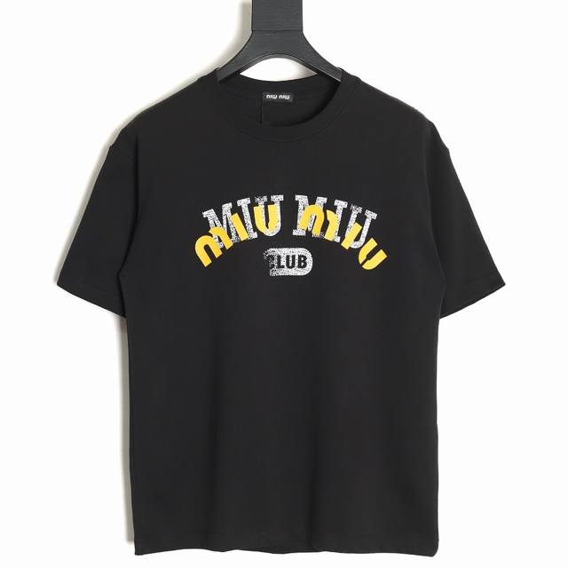 Miu Miu 缪缪 模糊字母印花情侣圆领短袖 T恤-顶级版本 T091 男女同款 不挑年龄不挑身材不挑性别 经典不过时 面料手感非常舒服 质感超强 超级百搭好