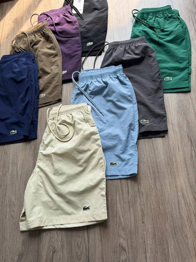Lacoste 法国鳄鱼 纯色小鳄鱼刺绣抽绳运动短裤 尺码 S M L Xl 腰围 34 36 38 40 臀围 58 60 62 64 裤长 44 46 48