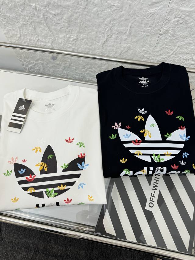 Adidas 阿迪达斯 三叶草 彩色胸前印花男女情侣款短袖T恤 小红书热门爆款，明星网红同款穿搭，男女日常通勤穿搭必备单品！ 高品质260克高克重双纱面料，亲肤