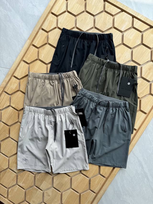 Arc’Teryx 始祖鸟夏季男子运动跑步健身速干运动短裤 始祖鸟科技面料运动休闲五分裤轻薄速干短裤休闲通勤机能短裤，裤脚压胶开叉设计。 品名：鸟五色运动短裤