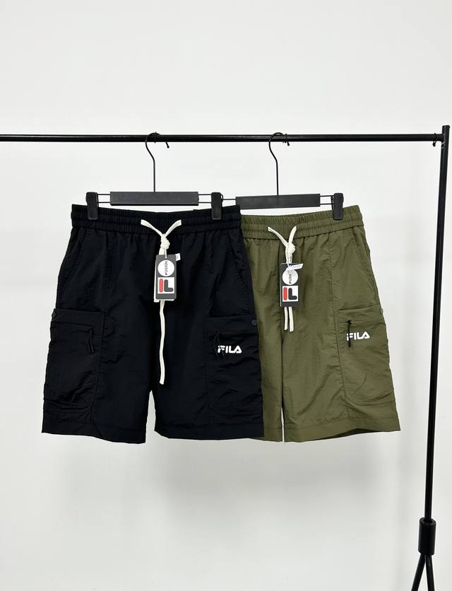 Fila 斐乐运动休闲短裤夏季 工装运动休闲亲肤Logo五分裤 采用针织双面滑布面料，面料轻薄，吸湿性强，不起球，不变形，不掉色，穿着更舒服。 经典的原版Log