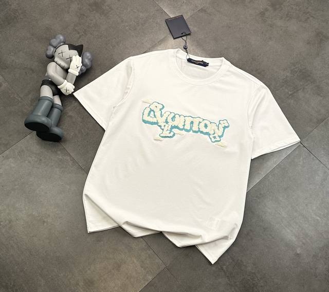 潮牌 Lv路易威登毛巾绣刺绣情侣款短袖T恤！ ：240G双纱潮牌专用棉，纹理清晰，质感满满，同缸定染1×1无色差精密纯棉螺纹，层搭叠穿，自留好货，强烈推荐~所有