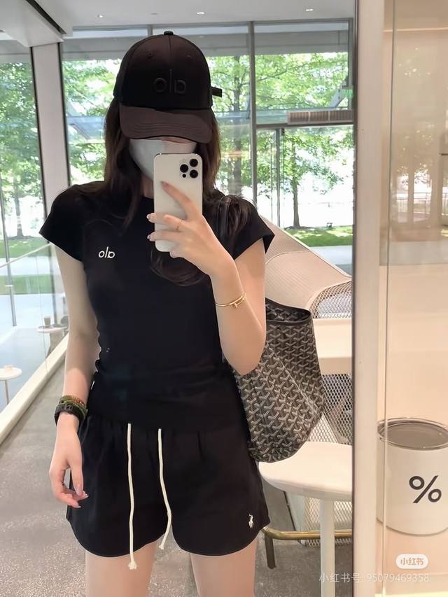 Alo显瘦种草刺绣女款正肩T 颜色：白色黑色 尺码:M80到105斤 L:105到125斤 面料：95%棉，5%氨纶 Alo家正肩显瘦版型，上身秒变纸片人 纯色