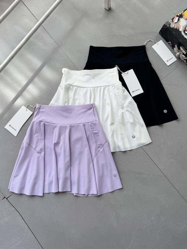 Lululemon露露短裙Pleatedlined女士网球裙这款超级百搭面料质地轻盈，带有四面弹力，舒适伸展，不易变形，内衬质地轻盈，带有四面弹力，下摆带增强抓