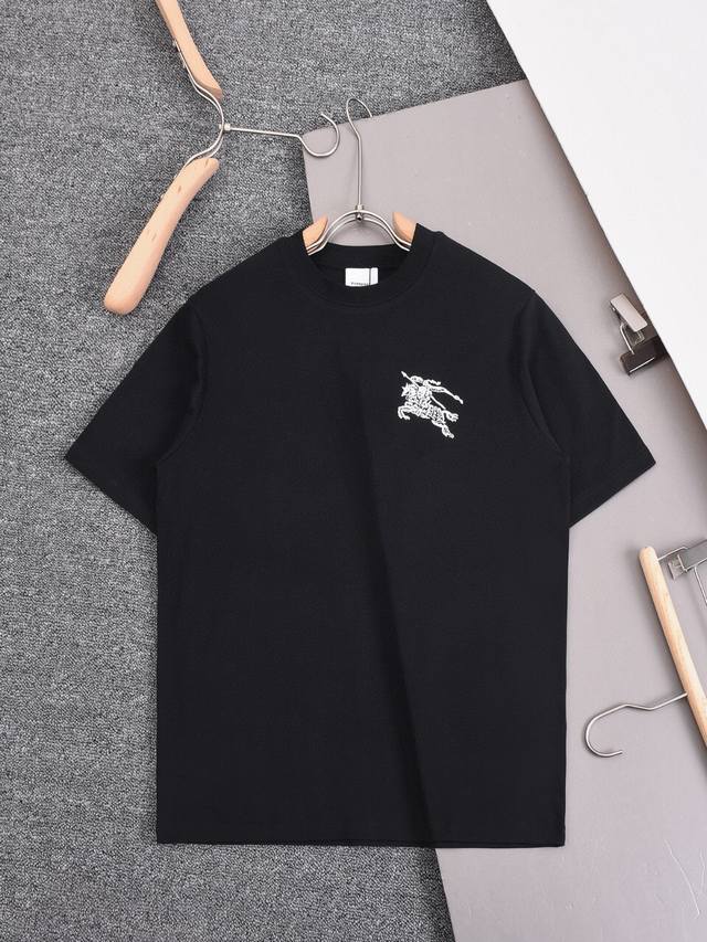 顶级版本 Burberry 巴宝莉 Bbr 2025夏季新款 胸前战马刺绣 圆领短袖T恤男女同款！ 采用定制双股双纱纯棉面料,洗水定型处理，不变形不缩水 胸口刺