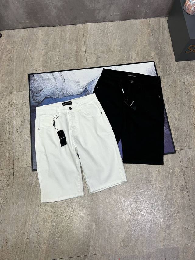 阿玛尼牛仔裤 人气爆款夏季阿玛尼新品超柔牛仔短裤！ 最新顶级用料超柔高棉水洗牛仔面料！定制五金配件 每一件水洗费用高达常规工艺三倍之多，触感极致细腻，拿到手实物
