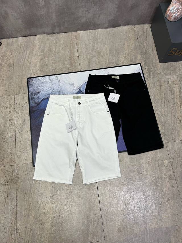 爱马仕牛仔裤 人气爆款夏季Hermes爱马仕新品超柔双马牛仔短裤！ H家最新顶级用料超柔高棉水洗牛仔面料！定制五金配件 每一件水洗费用高达常规工艺三倍之多，触感