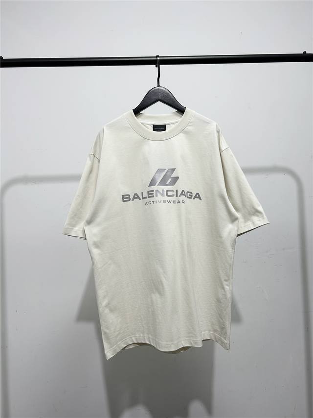 高版本，质量很好！巴黎世家 Balenciaga男女同款反光3M小字母短袖T恤！此款尺码偏大，最小Xs穿到145斤左右！最大穿到200多斤！ 巴黎世家Balen