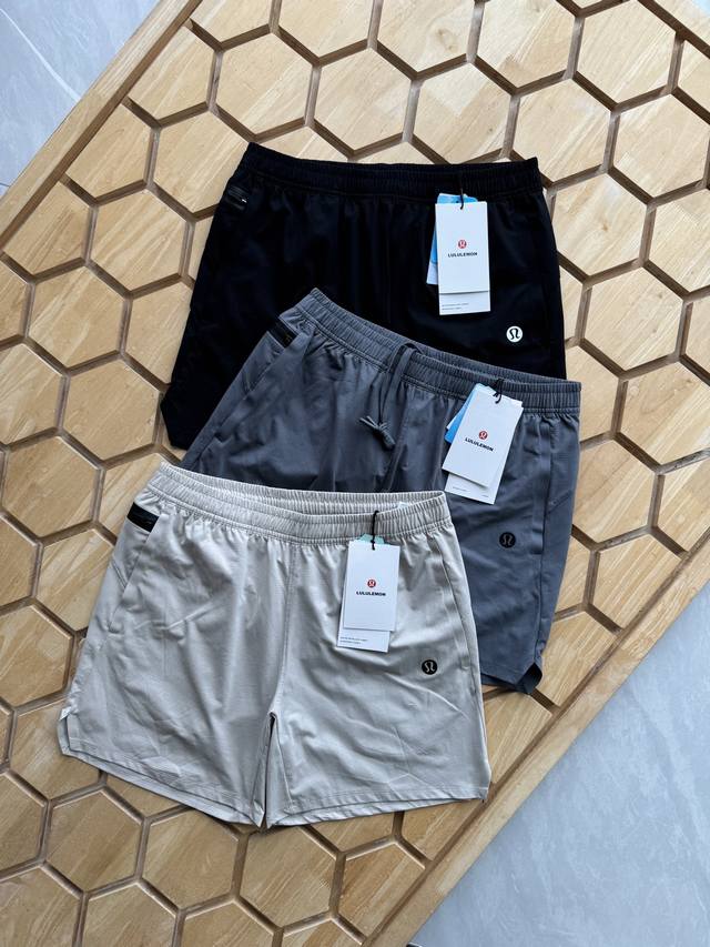 夏日炎炎，想要在运动时保持清爽舒适？这款露露速干压胶拉链短裤，绝对是你的最佳选择！ 它采用Swift专业运动速干面料，轻盈如羽，不易破损，还带有四面弹力，让你在