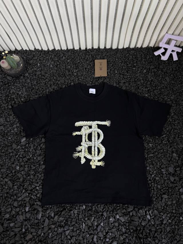 Burberry巴宝莉情侣款2025春夏新款宽松休闲百搭落肩背面字母印花高街高品质短袖T恤 上衣 还在寻找一件能轻松切换多种风格的宝藏T恤？巴宝莉背面字母印花T