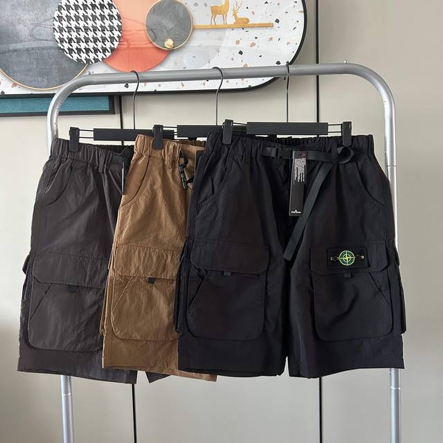 Stone Island 石头岛 夏季美式高街多功能口袋工装短裤五分裤 海外版石头岛夏季最新系列，抽绳腰围可以自由调节，裤型前方大口袋设计，插兜处石头岛贴标Lo