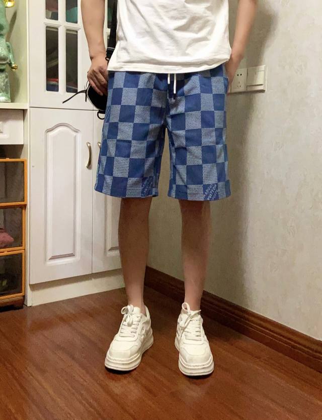 Lv Louis Vuitton提花棋盘格纯棉牛仔短裤！宽松版型！ 定制Lv纯棉提花牛仔面料！全棉牛仔品质拉满！ 订制Logo金属抽绳头！5公分松紧包腰 内里包