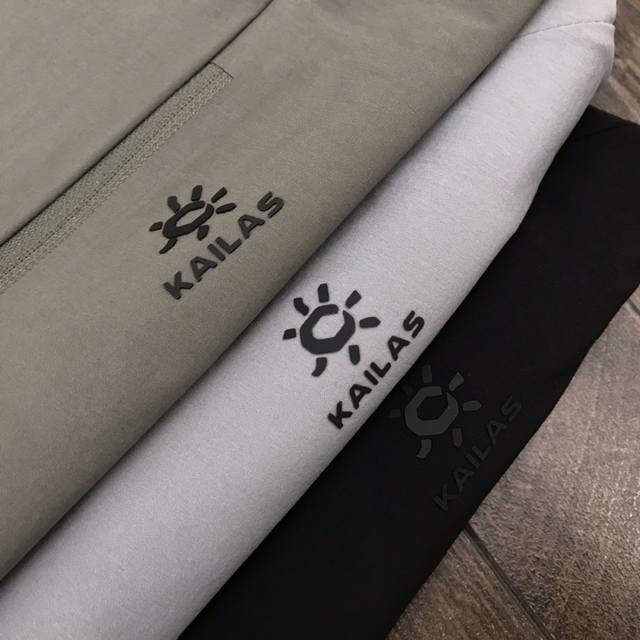 Kailas 凯乐石 夏季黑科技 冷感运动短裤 超柔滑面料 官方黑科技 进口四面弹科技精编纤维面料！ 轻薄四面弹面料！面料表面的质感非常奢华！ 这样的面料特性是
