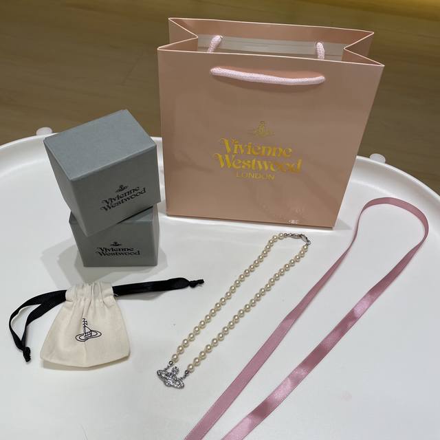 上新～ Wivienne Westwood西太后珍珠星球项链，上身超级好看！太美了，新款来袭，正品代购。经典 ！大Logo传承经典名媛风十足我家版本是立体的，Z