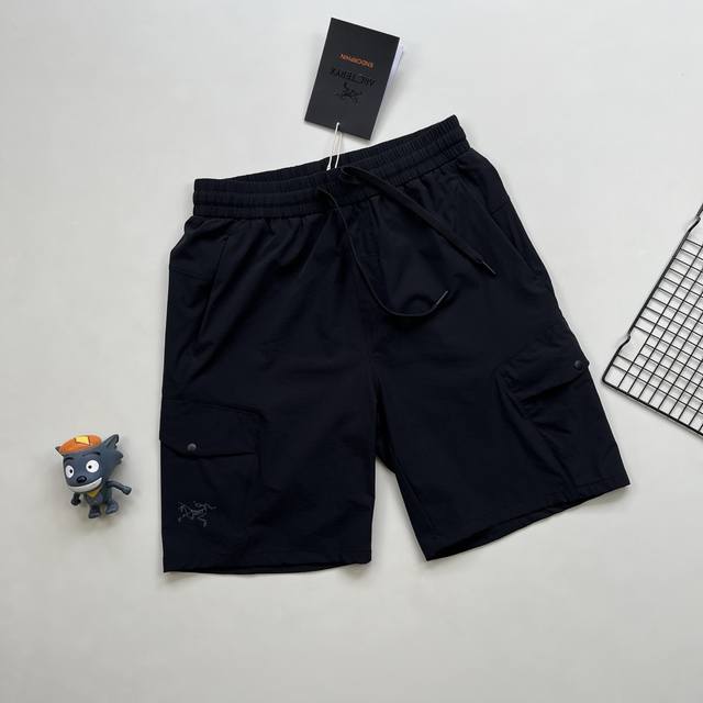 Arcteryx 始祖鸟特梭织速干短裤！ 面料采用新型的户外梭织类面料的，面料立体有型！纹路清晰！ 四面微弹，适合任何环境穿着搭配！ 腰部抽绳设计，能灵活调节松