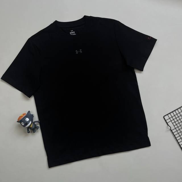 Under Armour安德玛25Ss夏款速干短袖！ 高品质定制面料，轻盈透气，上身瞬间感受清凉。柔软亲肤，带来极致舒适体验。 经典简约款式， 重工刺绣！做工极