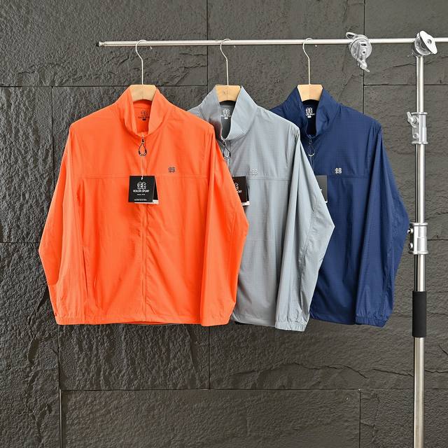 Kolon Sport可隆户外休闲衣男子立领皮肤衣 可隆家精致3D立体压胶Logo立体感十足！ 等大家拿到手之后，可以细细观察，咱们衣服的走线精巧，非常的有质感