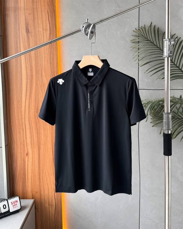 Descente迪桑特Training综训防晒吸湿速干男士短袖Polo衫新款 1. **速干面料**：采用高科技速干材质，能够快速排汗并保持身体干爽，适合运动或