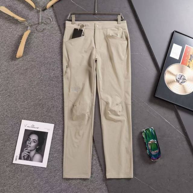 Arc'teryx 始祖鸟立体工装冲锋长裤金色的大Logo，使你穿上显得更大气 柜子2000 面料性能、版型裁剪、做工品质缺一不可这款，真的每一方面做得都很突出