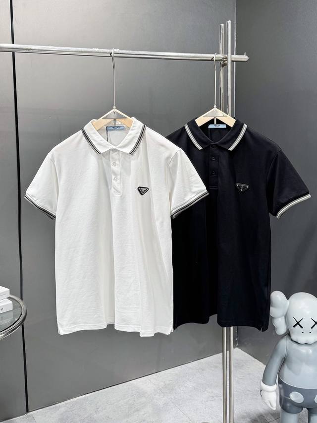 2025最新Prada 普拉达专柜同步新款 胸前三角标翻领Polo衫 爆款推荐 -采用原版Zp一致定制索罗娜双珠地面料 螺纹同缸定染零色差 ！ Yb一样克重25