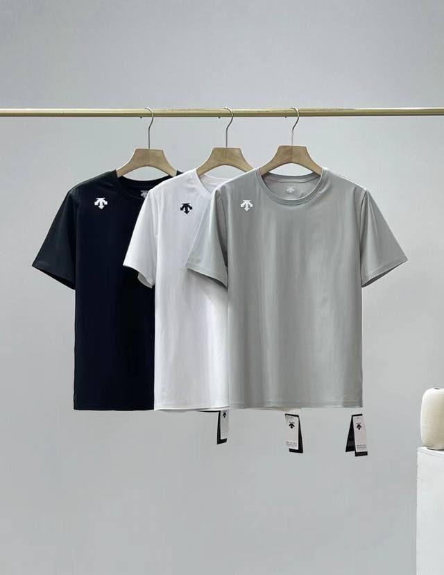 Descente 迪桑特 Running跑步运动健 T恤 短袖 夏日型动，干就出色 夏日的炽热阳光下，每一次挥汗都是对自我的挑战。穿上迪桑特速干短袖，让你告别粘
