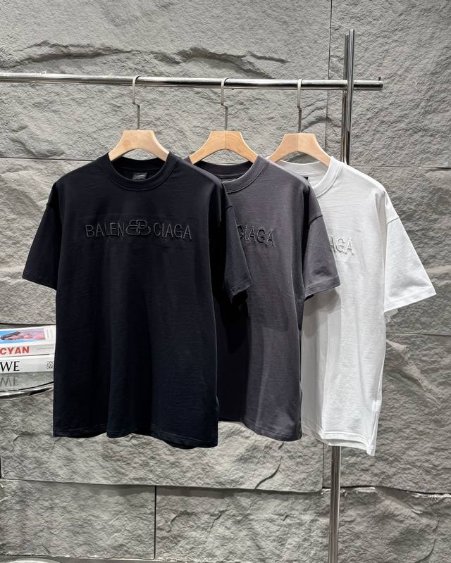 Balenciaga 巴黎世家2025 Ss 经典Logo字母刺绣标识圆领短袖T恤 高版本高品质原版面料 网红明星同款 260G高克重 32支双纱面料 万针刺绣
