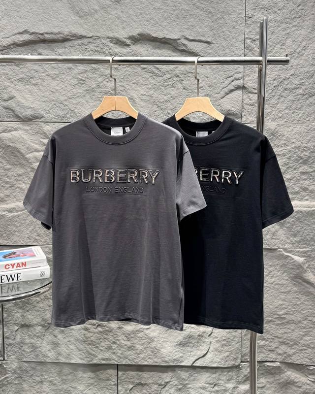 Burbberry巴宝莉2025新款立体压花字母Logo短袖T恤 爆款推荐 原版面料高版本高品质 网红明星同款 采用定制定染高克重原版面料 字母刺绣Logo立体