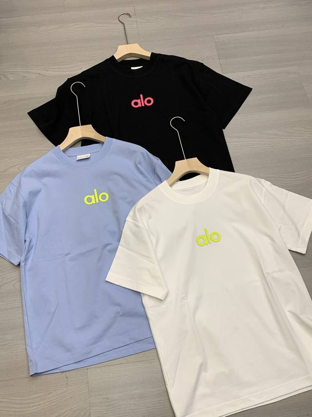 Alo｜夏日多巴胺Alo撞色字母胶印短袖T恤上衣，醒目的招财黄和梅子粉的配色真的是一绝！北美Alo Yoga荧光色硅胶字母印花短袖男女同款T恤 简约又高级，完全