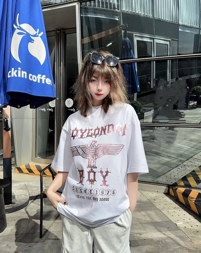 Boy London高版本夏季新款男女同款 圆领套头短袖T恤 面料：采用2 克纯棉双纱面料，预缩处理，不缩水不变形！螺纹3厘米宽，小领口贴合。 印花：进口椭圆机