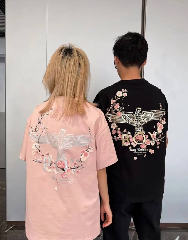 Boy London高版本夏季新款男女同款 圆领套头短袖T恤 面料：采用2 克纯棉双纱面料，预缩处理，不缩水不变形！螺纹3厘米宽，小领口贴合。 印花：进口椭圆机