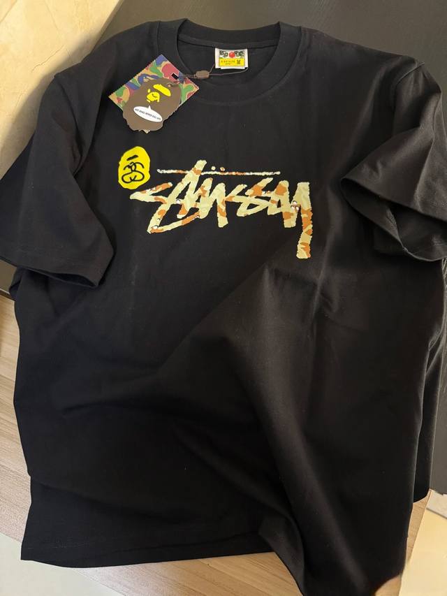 Stussy猿人联名款印花短袖T恤男女同款宽松休闲美式短袖T恤 面料采用高品质40支2 克高温定染进口纯棉双纱面料 不掉色 不起球 不变形 面料柔软舒适 清洗后