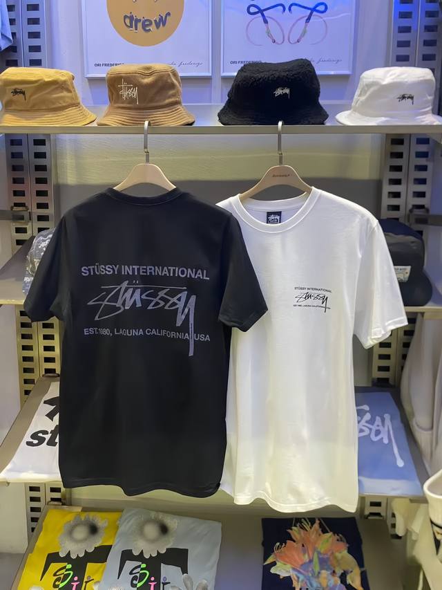 Stussy限定版Hong Kong印花短袖T恤男女同款宽松休闲美式短袖T恤 面料采用40支2 克高温定染进口纯棉双纱面料 不掉色 不起球 不变形 面料柔软舒适