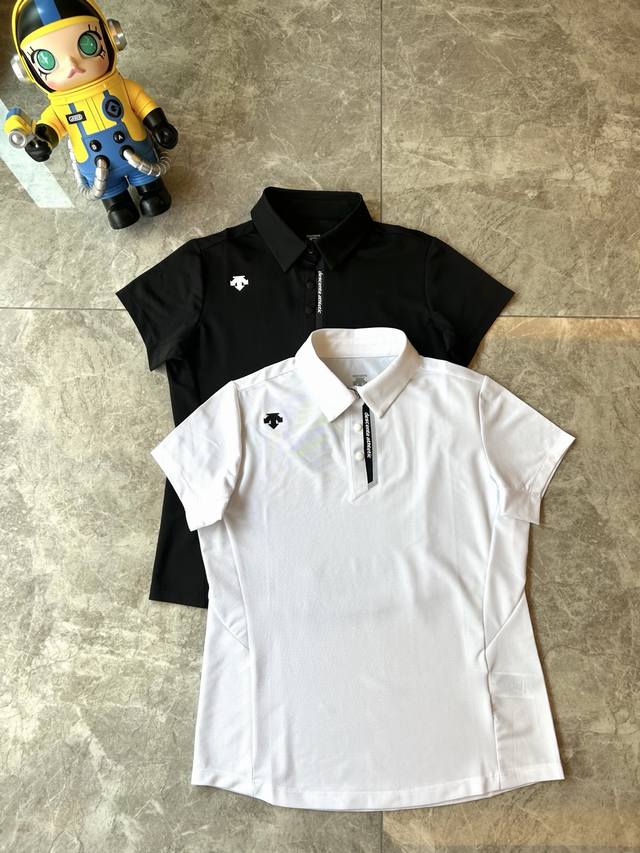 供 Descente迪桑特训练运动Tough透气吸湿排汗女士短袖Polo衫 Tough线科技面料，采用双组分纱线构成，经久耐用，面料触感轻盈柔韧且触感柔软，吸湿