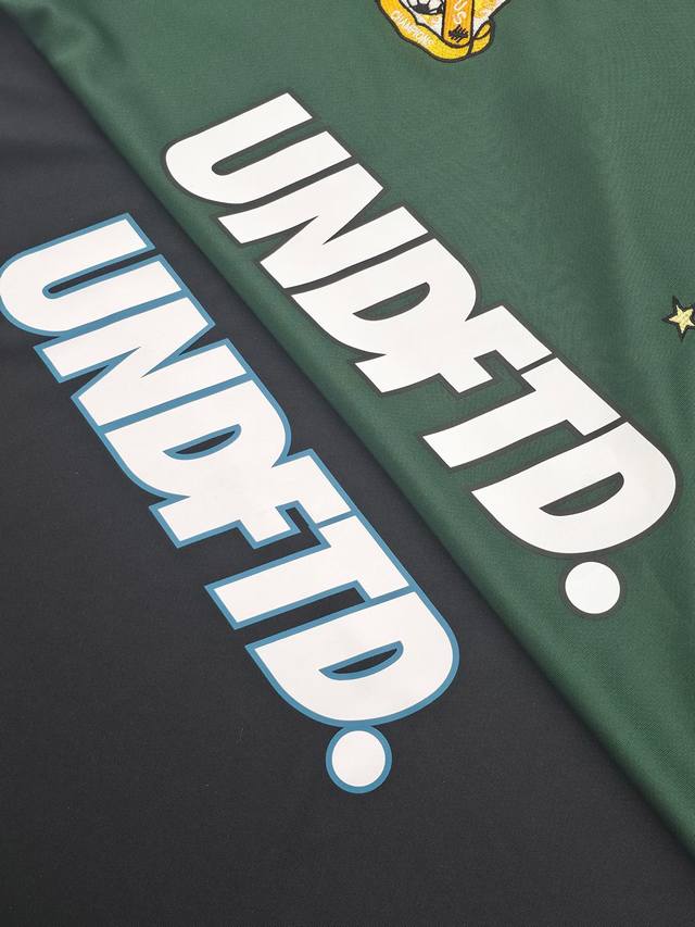 Undefeatedspring2025Drop 足球俱乐部球衣 采用高品质聚酯纤维网布面料 定织相色螺纹领口一处 拼色印花 三处进口机器刺绣 做工精美 原版版