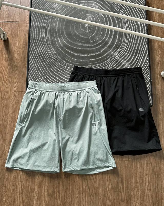 Kolon Sport可隆夏季男士户外速干压胶短裤！面料质感做工品相都相当完美 客供机能户外速干面料，除了提供耐磨性外，穿起来也非常舒适并提供极大的运动自由度和