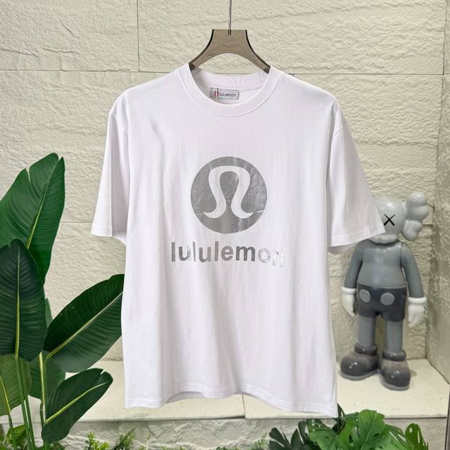 Lululemon 露露乐蒙印花烫银标Logo情侣款户外运动圆领短袖T恤 男女同款半袖！热爱运动的小伙伴们，这件纯棉短袖T恤简直是为你们量身定制！纯棉材质赋予它