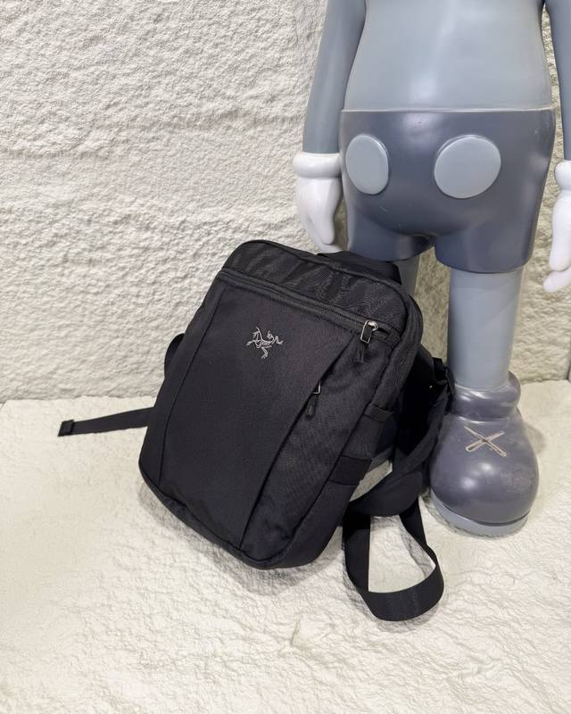 Arcteryx Slingblade 4L 城市休闲单肩斜挎包情侣款单肩包手机包 单黑色 百搭不挑人 尺寸：29*24Cm 4L 男女均可 背法比较多，可适用
