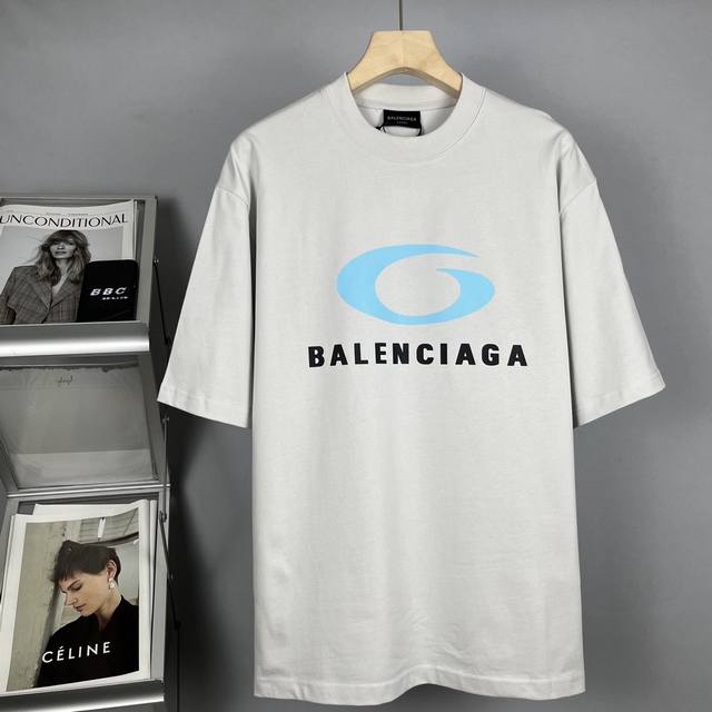 顶级版本 巴黎世家Balenciaga 裂纹印花字母短袖 工艺说明：纯棉质织物组织结构为平纹，面料的织物表面平整细腻，质地紧密，具有良好的吸湿透气性和舒适性，能