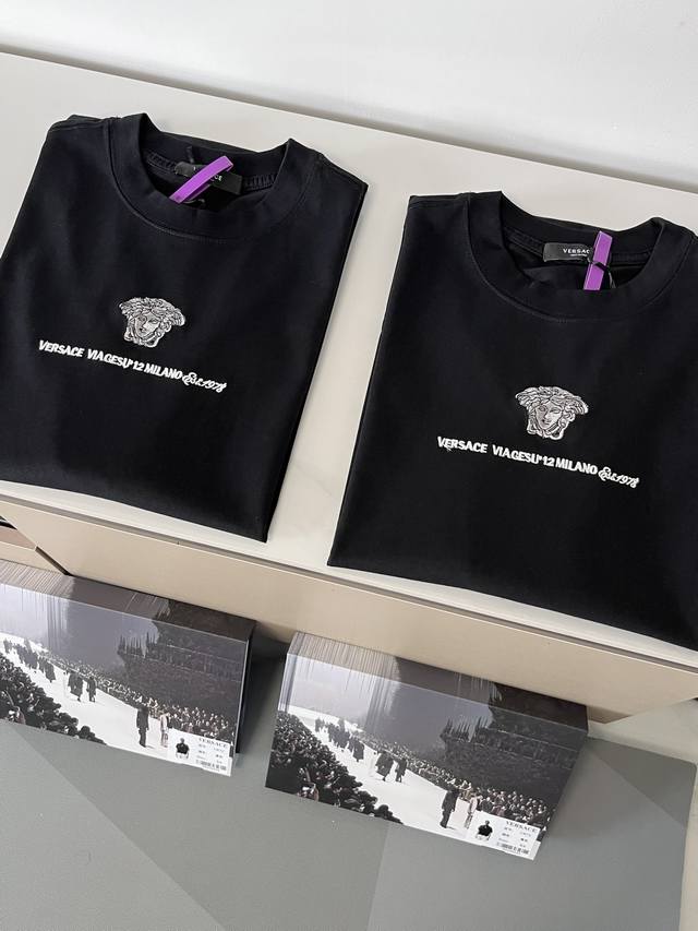盒装短袖 高版本 2025Ss范思哲 Versace春夏新品，首发！尺码Xs～L 略同平常M～2Xl ，男女同款，宽松版型，不用刻意号。 非常清爽又显高级的一款