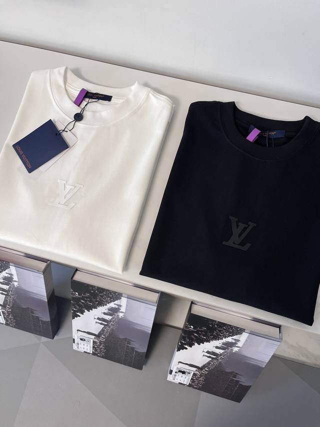 盒装短袖 高版本 2025Ss Lv春夏短袖T，码数Xs-L 略同于平常M-2Xl ，男女同款，宽松版型，可参考文末尺码推荐，不用刻意号。 又是很简约的一款，大