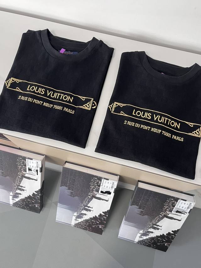 高品质 盒装短袖 2025Ss春夏Lv针织暗格提花光丝金线刺绣短袖T，定染面料码数Xs-L 略同于平常M-2Xl ，男女同款，宽松版型，可参考文末尺码表，不用刻