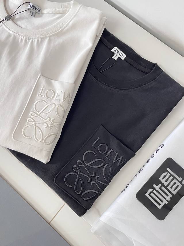 Loewe 罗意威2025Ss春夏胸前口袋刺绣短袖T，男女同款，宽松版型，尺码Xs-L。 基础款也是基础色，没有超越常人理解的艺术。应季穿着，不论打底还是单穿都
