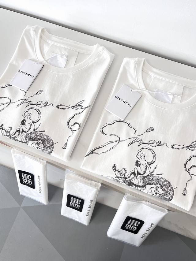 高版本操作 Givenchy 纪梵希 2025Ss蛇年限定春夏新款，高品质，尺码Xs~L 大致同平常M～2Xl 男女同款，都可驾驭。文尾有尺码参考，不用刻意号。