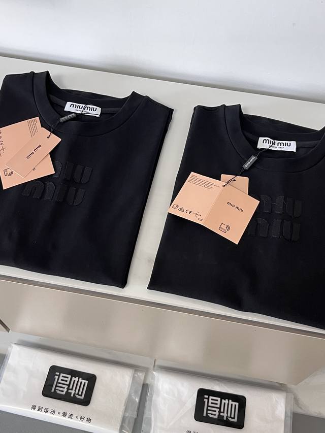 高版本操作 Miumiuss春夏破坏字母短袖T，高品质，尺码Xs~L 大致同平常M～2Xl 男女同款，都可驾驭。文尾有尺码参考，不用刻意号。 很经典的一款，没有