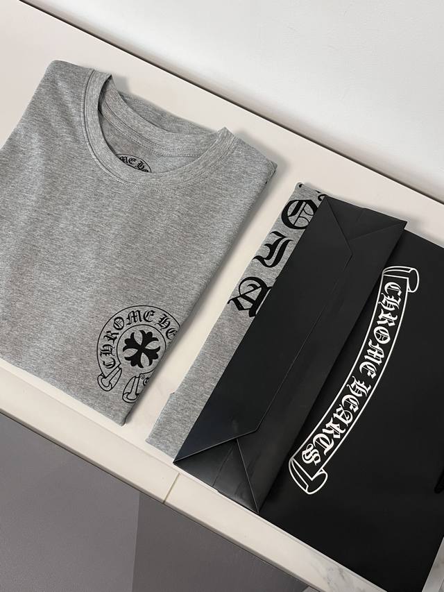 最高版本 面料预缩+洗水 首发，Chrome Hearts 25Ss克罗心梵文字母印花短袖。这款单品最初是小妹要穿，正好手上还有一条半的布就全裁了。尺码S～Xl