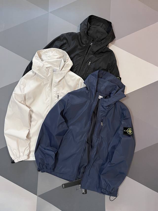 Stone Island 石头岛薄款拉链防风衣夹克外套，应季正好做外穿。 梭织面料，防风防水，配合打底很应季。夏天时候外出带上，也可以很好应对天气变化。 一共三