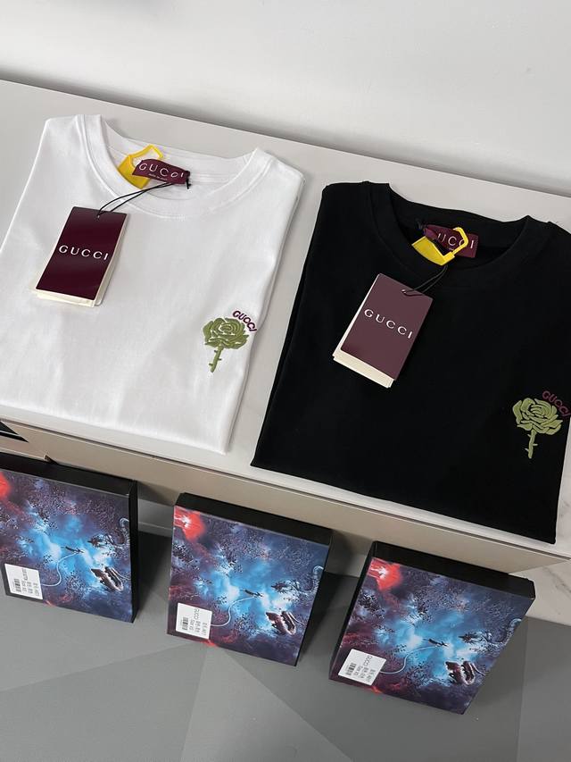 盒装短袖 2025Ss春夏Gucci花朵刺绣短袖T，码数Xs-L 略同于平常M-2Xl ，男女同款，宽松版型，可参考文末尺码表，不用刻意加号。 Gucci小Lo