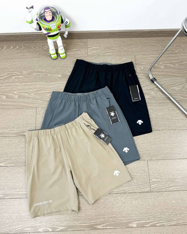品牌：Descente 迪桑特 Descente 迪桑特商务休闲纯色运动速干短裤 这款迪桑特短裤是非常经典耐看的一个款式，简约大气，不失格调！采用迪家创新天丝亚
