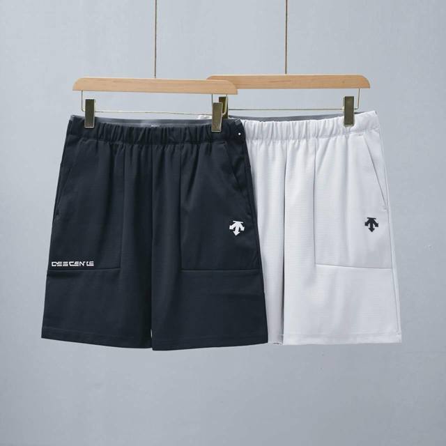 Descente 迪桑特夏季爆款休闲短裤！ 大弹力腰身，抽绳设计 这款迪桑特短裤速干透气，纯色百搭商务休闲一体，品质决对炒棒！！！ %聚酯纤维，即适合户外运动，